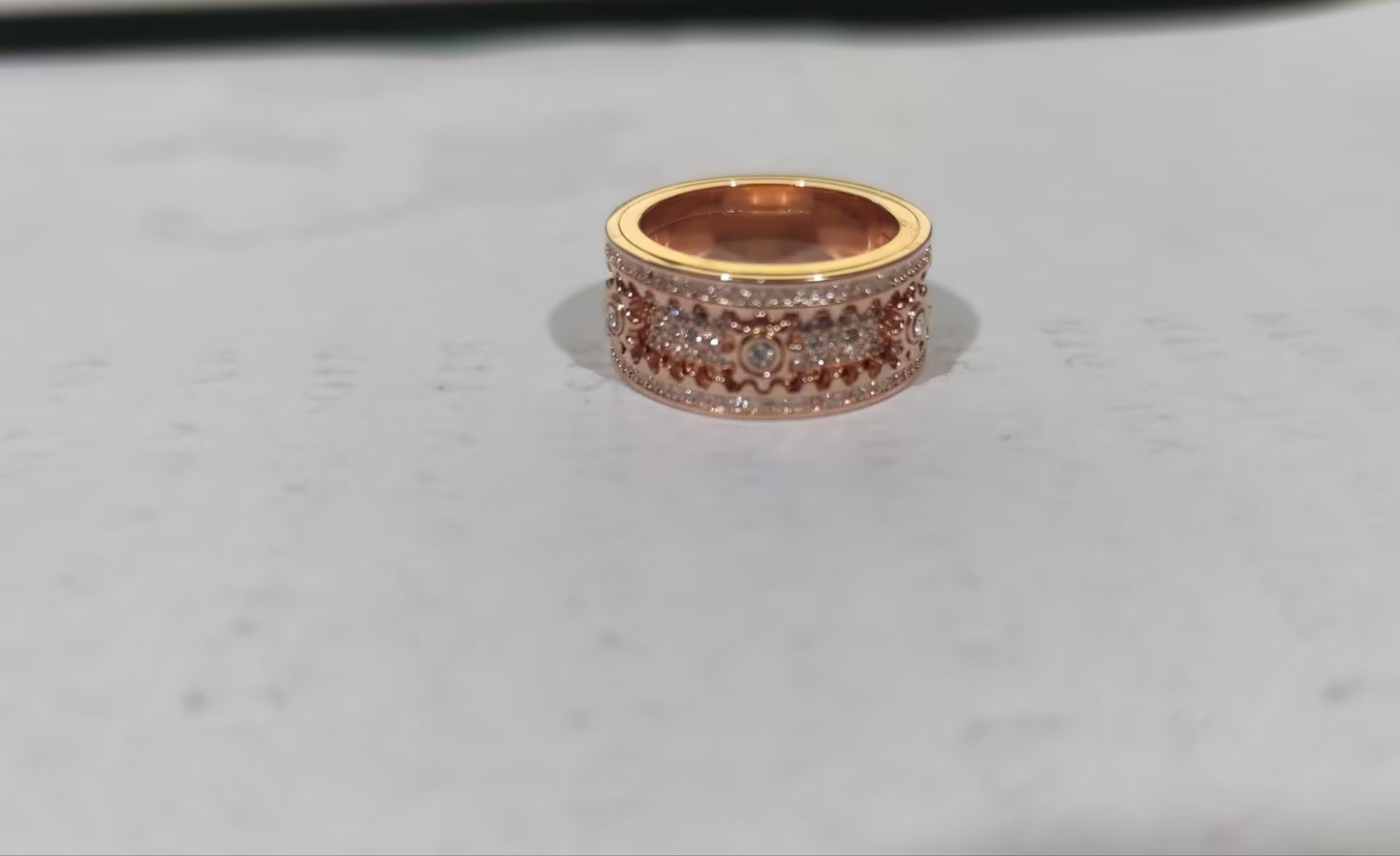 "Dazzle in style with our inlaid stone ring featuring gypsophila diamonds and a trendy rotating gear." image 8