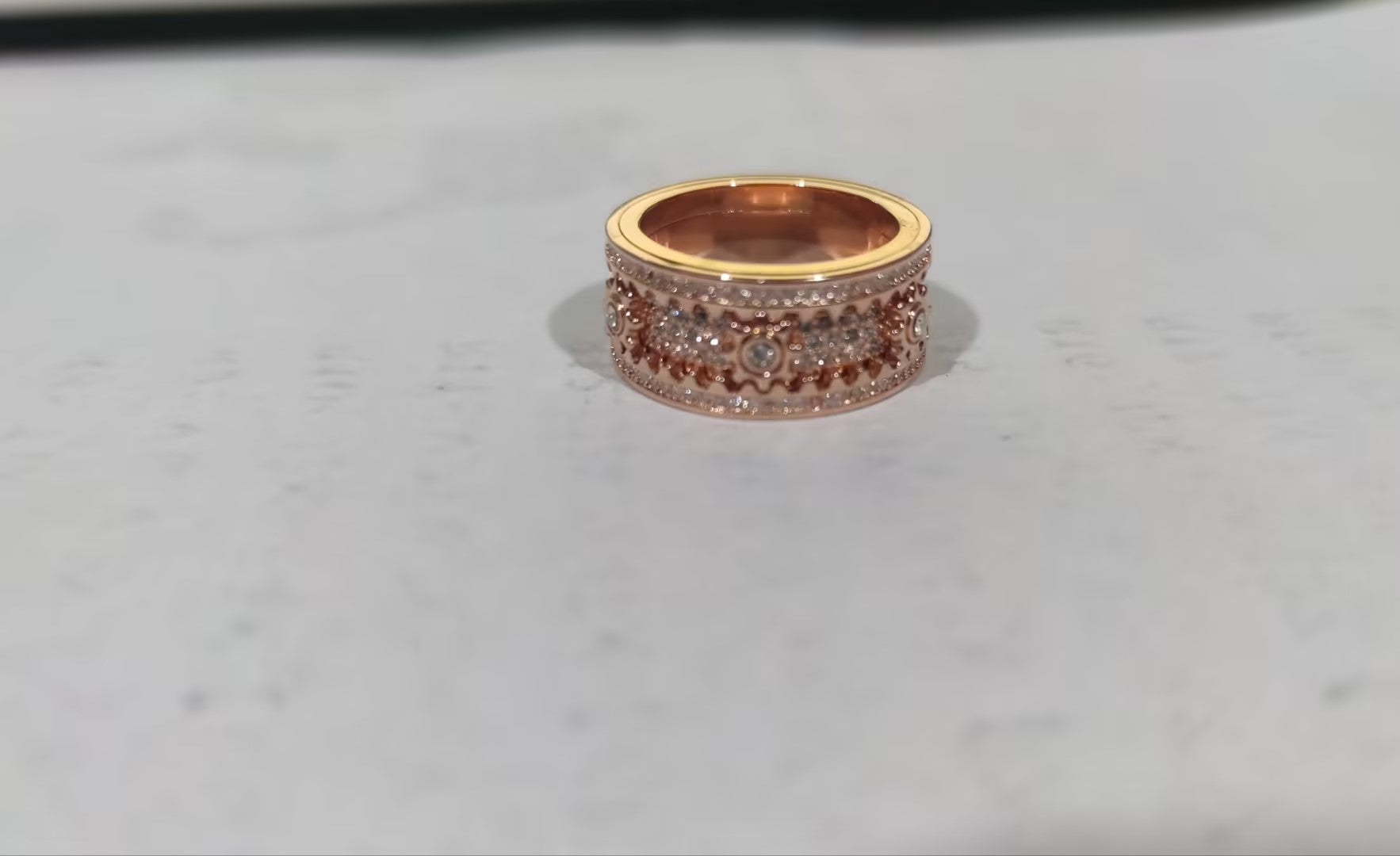 "Dazzle in style with our inlaid stone ring featuring gypsophila diamonds and a trendy rotating gear." image 8